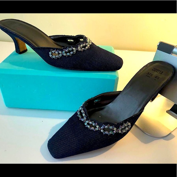 Lady Mule with Stones - Picture 1 of 5